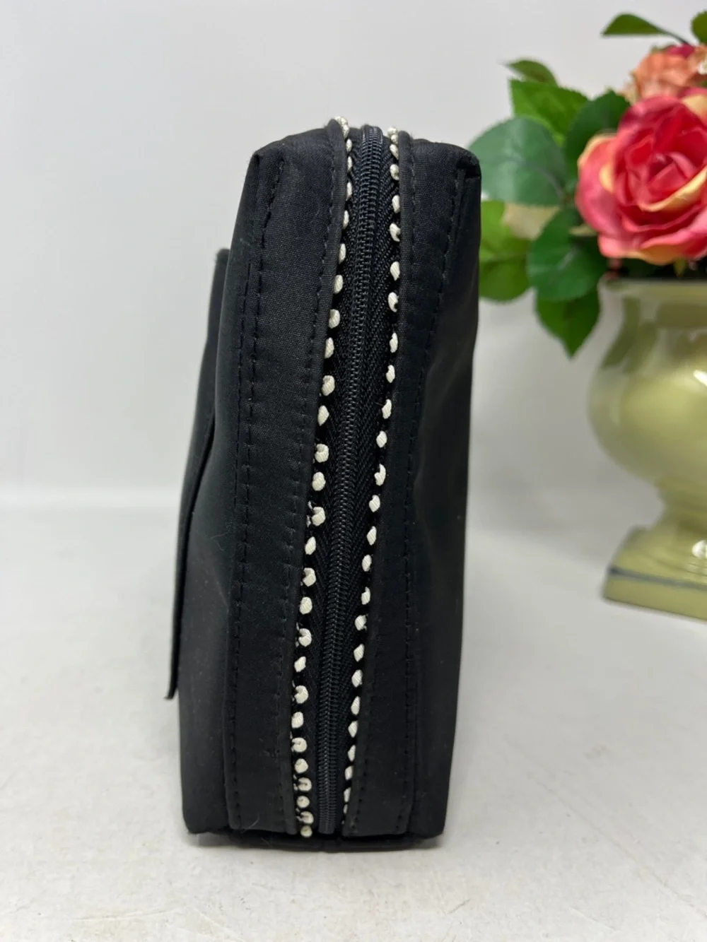 CHANEL PARFUMS ZIPPER COSMETIC POUCH BLACK WITH WHITE TRIM BONUS CRÈME SHOP EYE